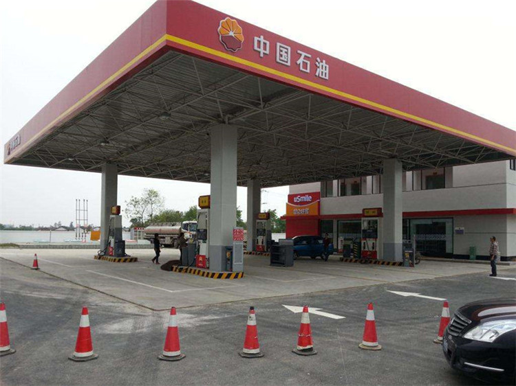 加油站是指為汽車(chē)和其它機(jī)動(dòng)車(chē)輛服務(wù)的、零售汽油和機(jī)油的補(bǔ)充站，一般為添加燃料油、潤(rùn)滑油等。