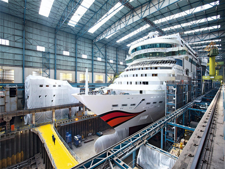 造船廠(chǎng)對(duì)網(wǎng)架空間的高度有一定的要求，注重網(wǎng)架的實(shí)用性