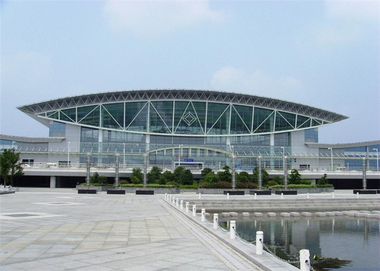 會(huì)展中心網(wǎng)架通常比較有藝術(shù)氣息，可觀(guān)賞性強(qiáng)，