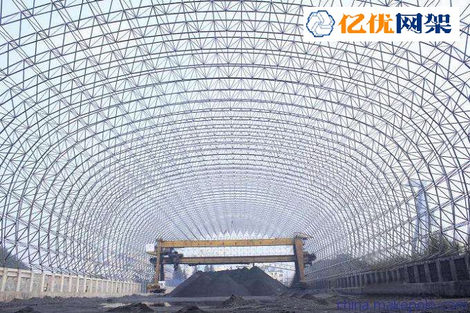 供儲(chǔ)存某些物品的簡(jiǎn)易建筑物，一般沒(méi)有或只有部分圍壁。